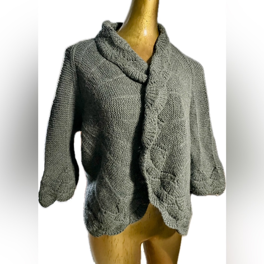 Handmadee organic wool open front women’s sweater with sun-ray inlaid in design